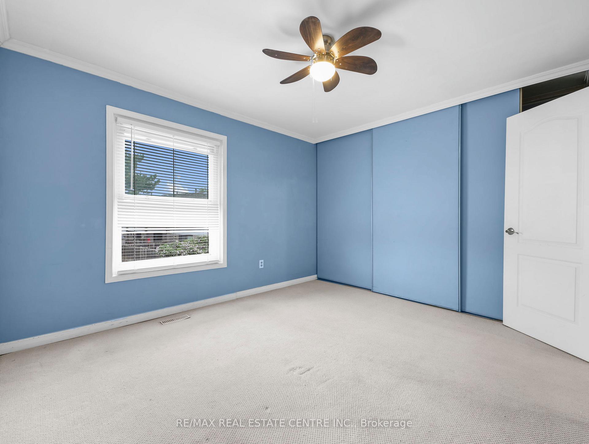 3 Bedrooms Condo at 2779 Gananoque, Mississauga For sale