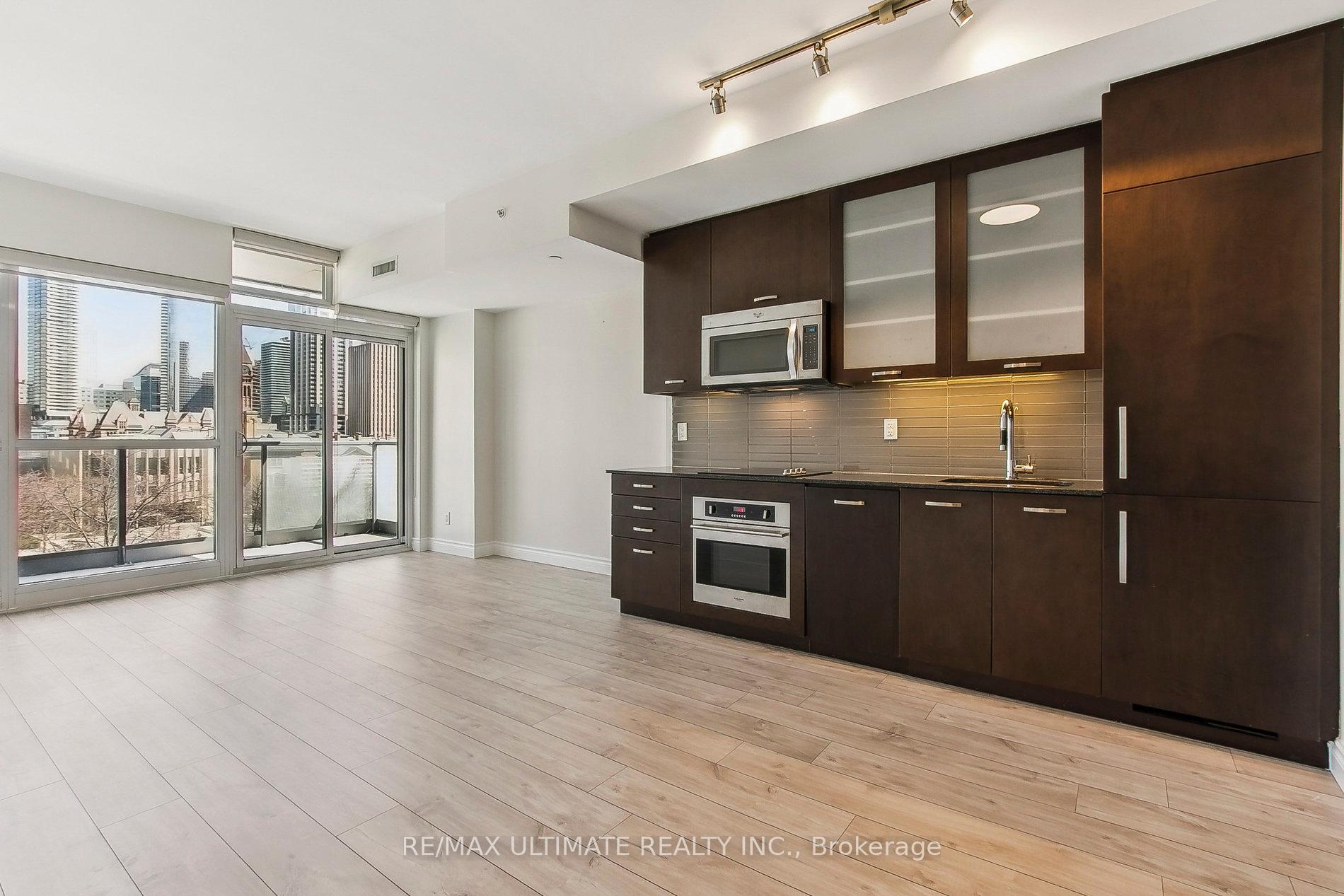 2 Bedrooms Condo at 210 Simcoe, Toronto For sale