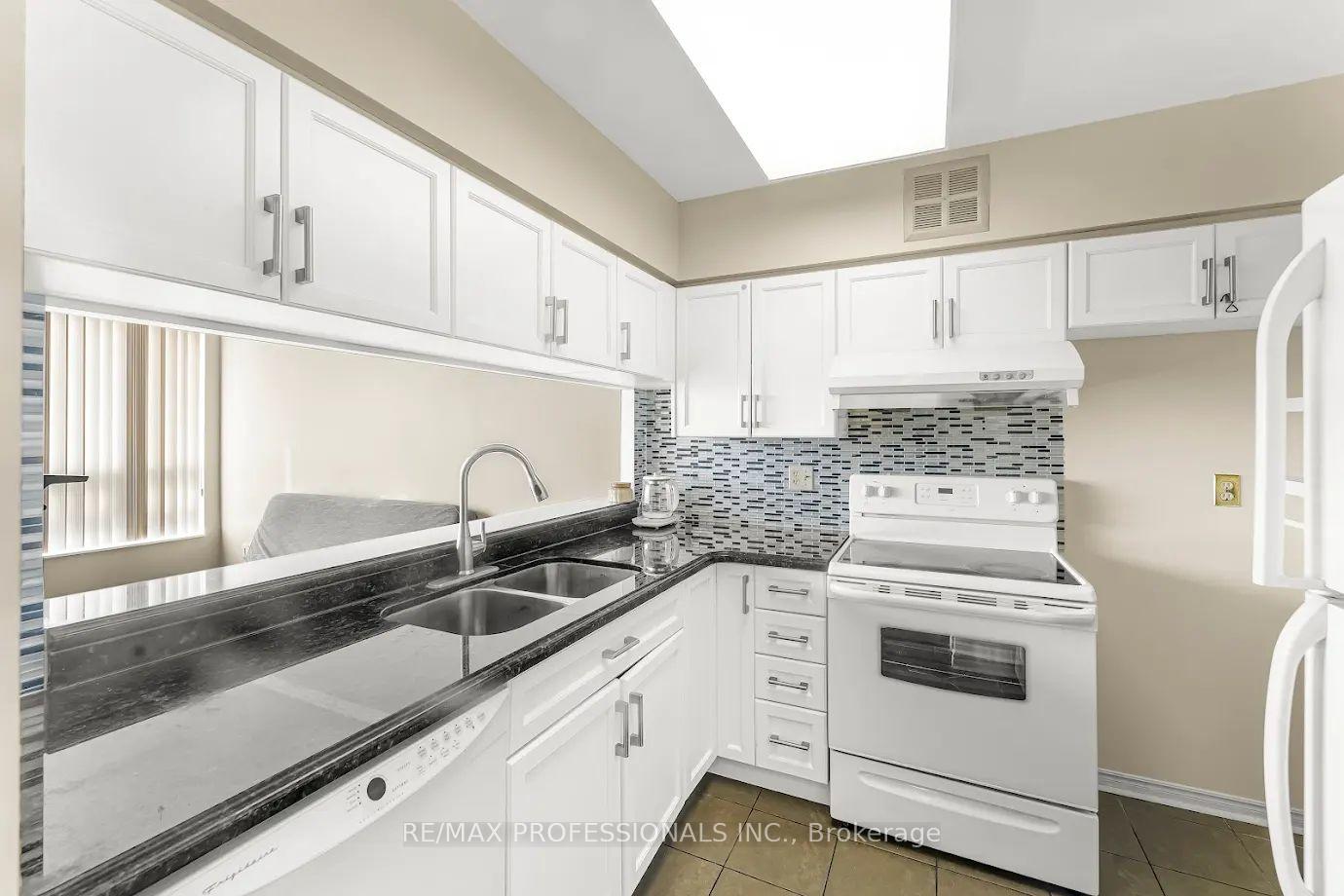 2 Bedrooms Condo at 50 Kingsbridge Garden, Mississauga For sale