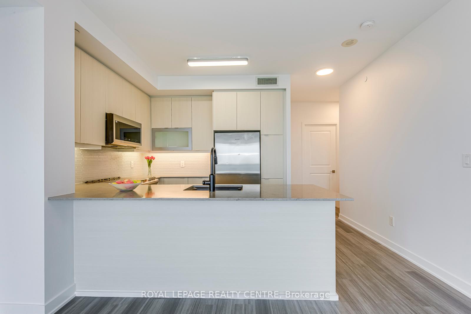 2 Bedrooms Condo at 4633 Glen Erin, Mississauga For sale
