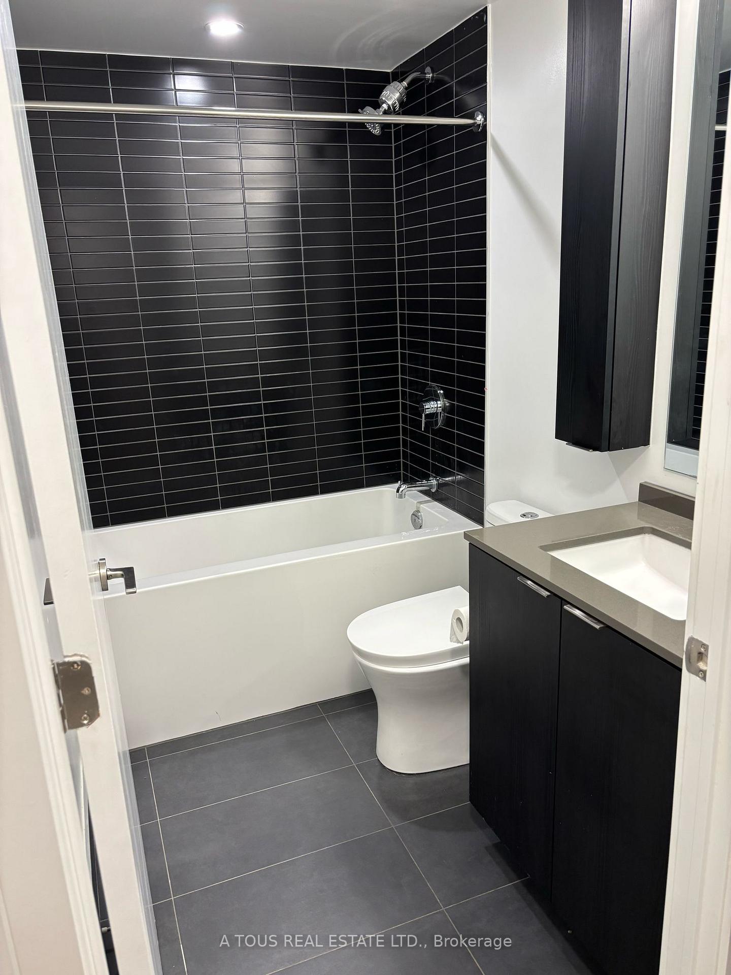 2 Bedrooms Condo at 86 Dundas, Mississauga For sale