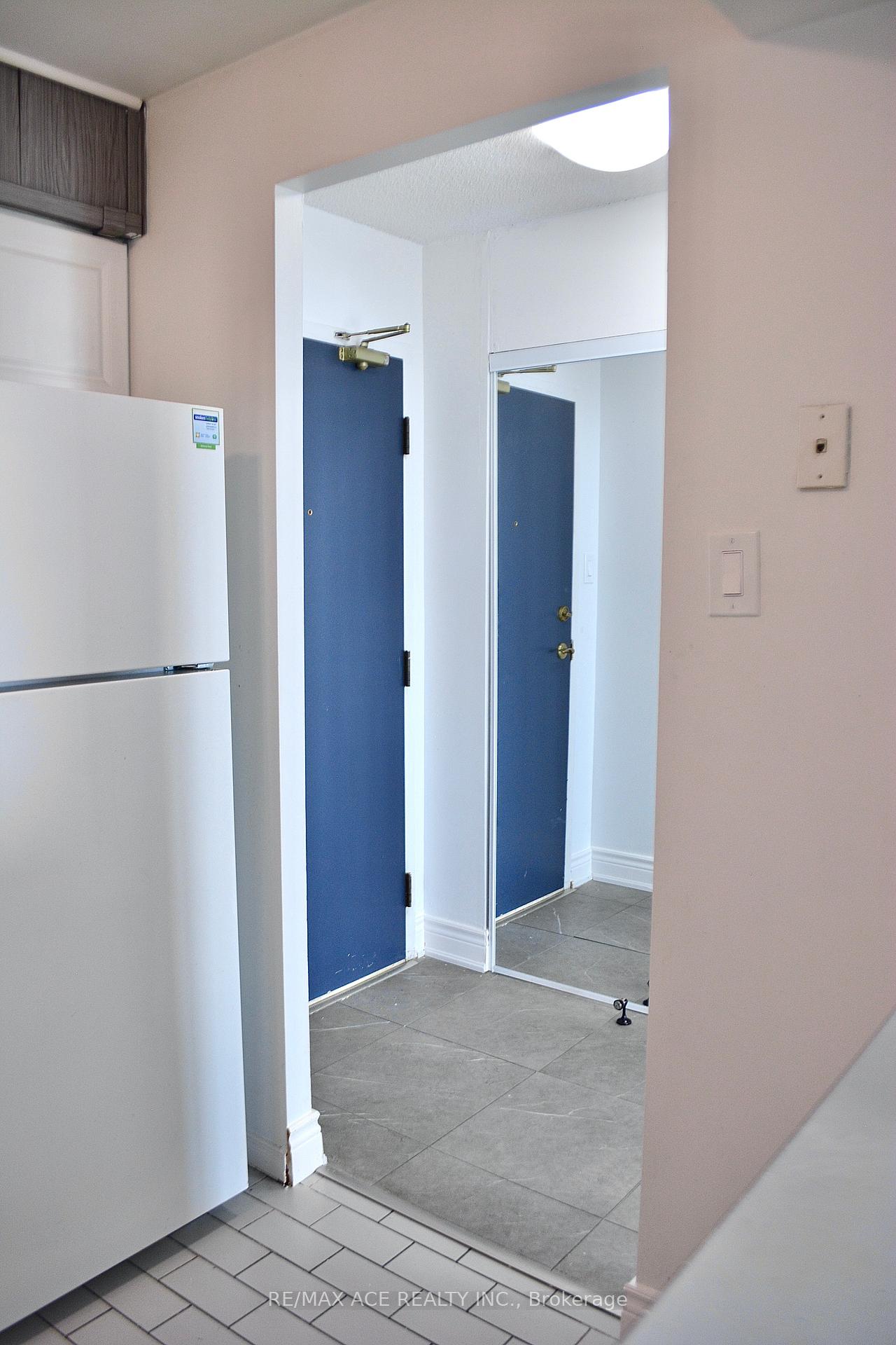3 Bedrooms Condo at 330 Mccowan, Toronto For sale