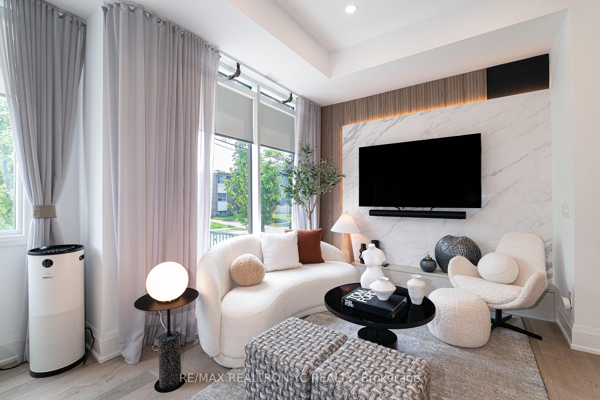 4 Bedrooms Condo at 18 Greenbriar, Toronto For sale