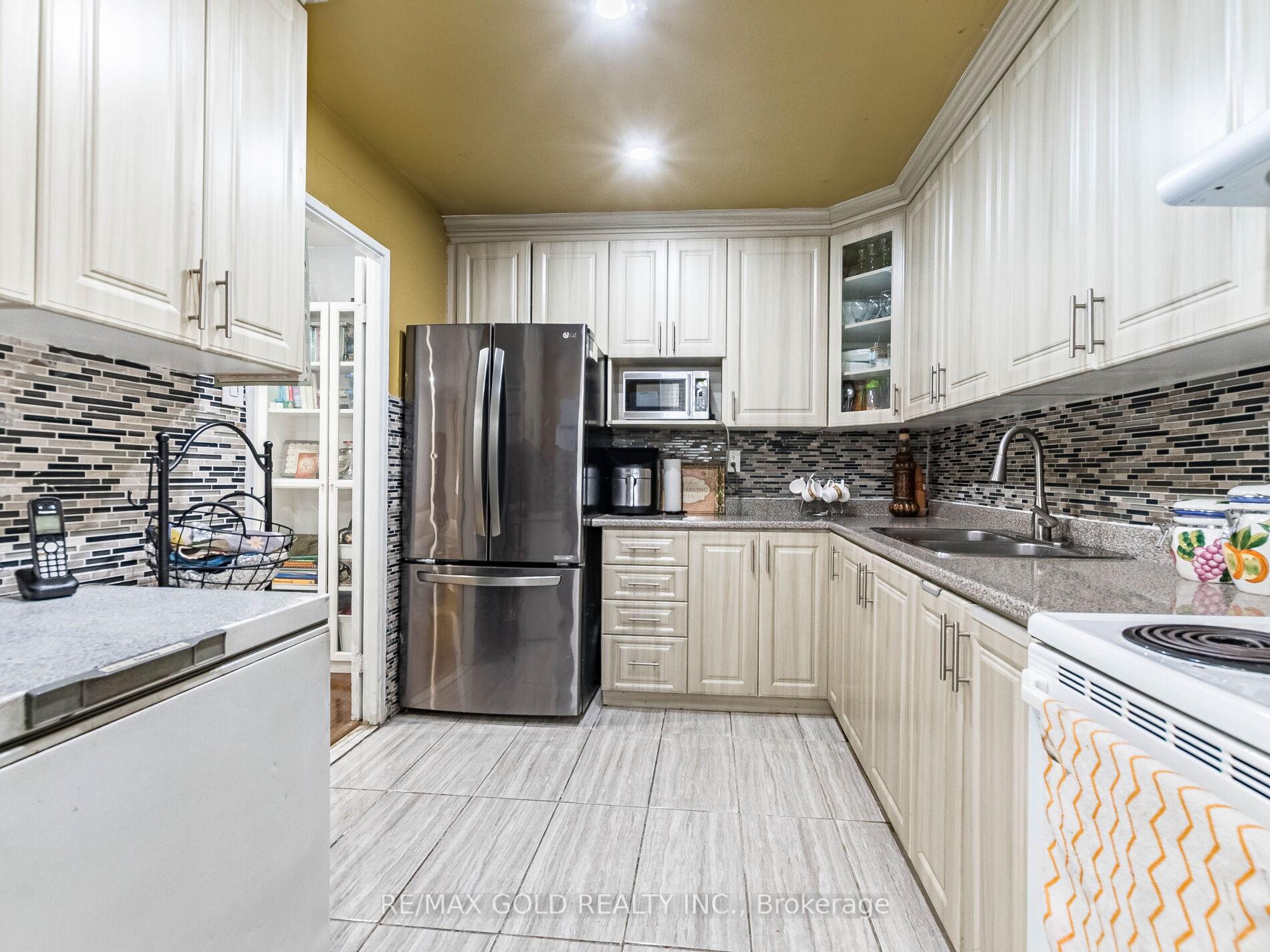 3 Bedrooms Condo at 3555 Derry,  Mississauga For sale