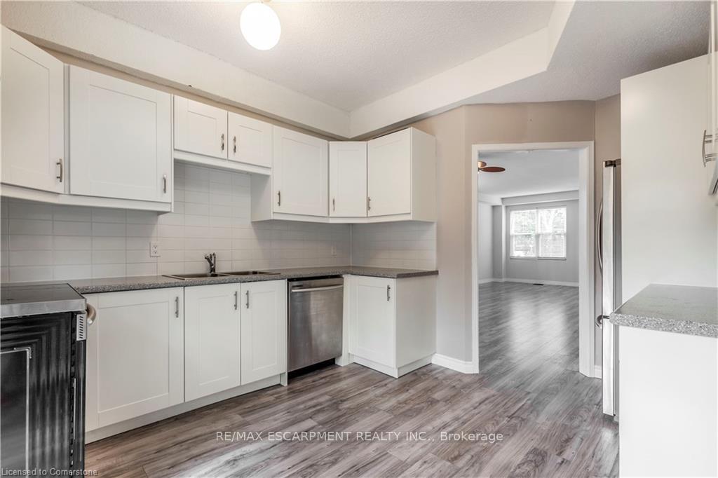 3 Bedrooms Condo at 4199 Longmoor, Burlington For sale