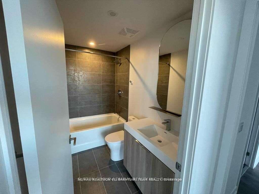 3 Bedrooms Condo at 15 Holmes,  Toronto For sale