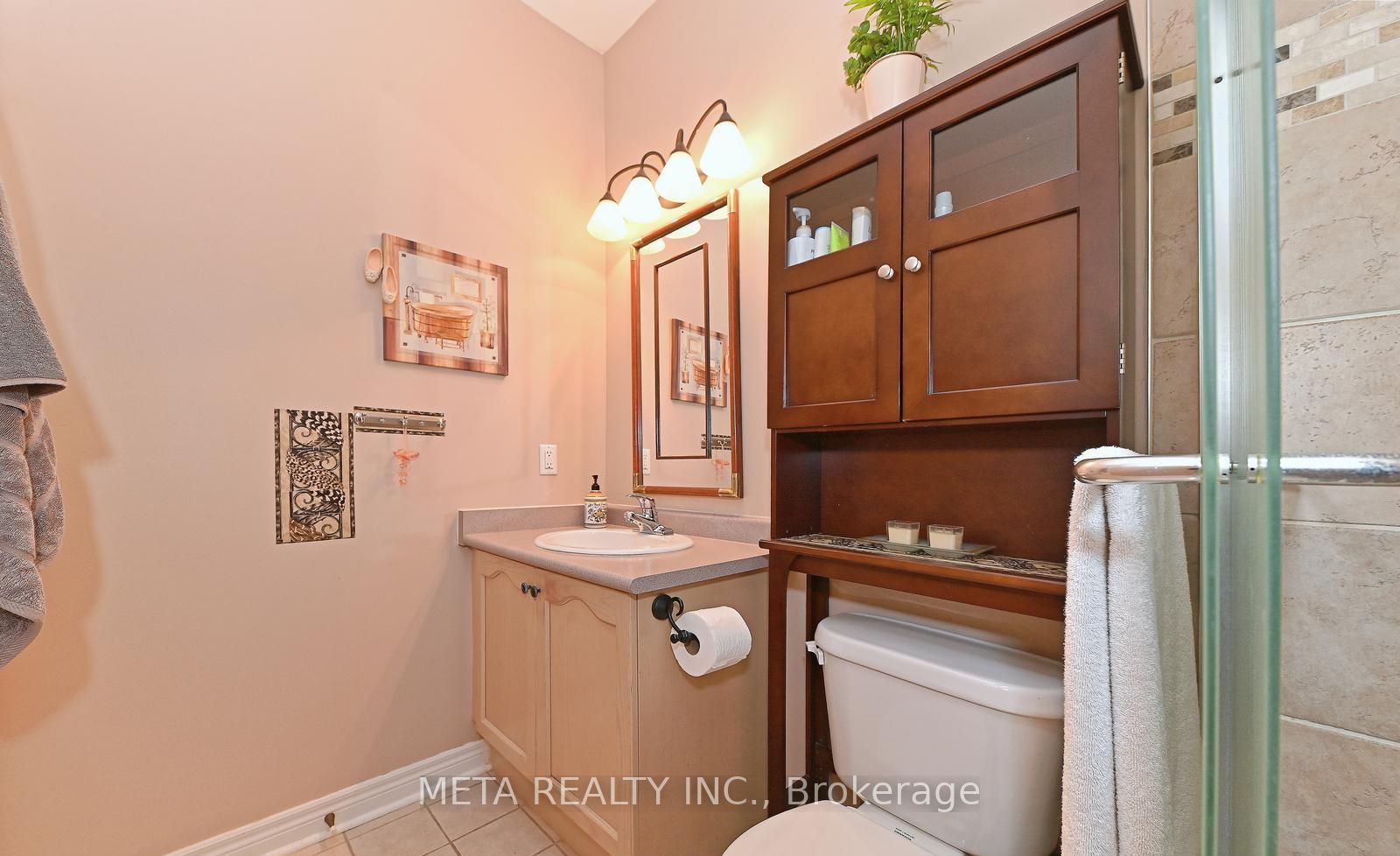 138 Van scott Drive N, #UPPER