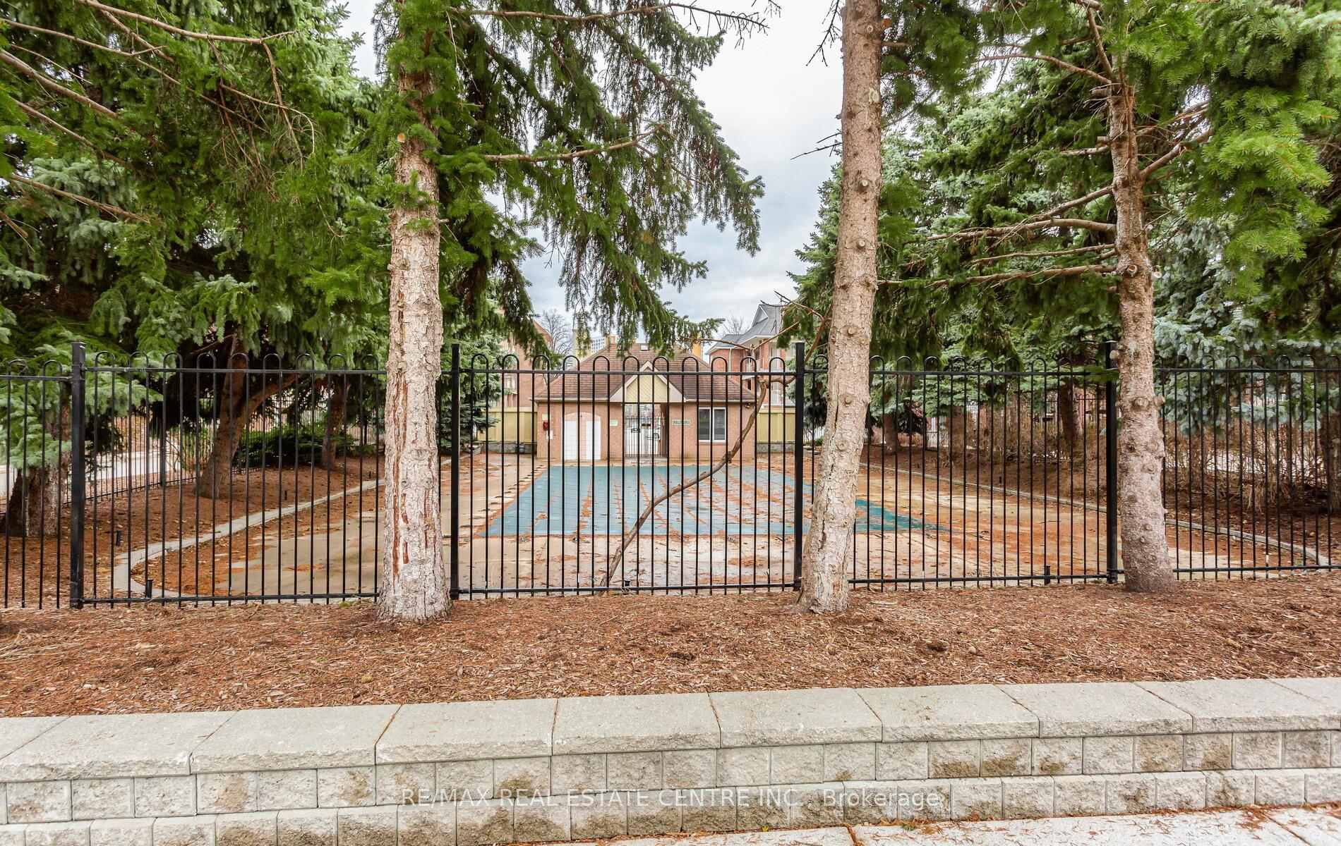 3 Bedrooms Condo at 45 Bristol,  Mississauga For sale