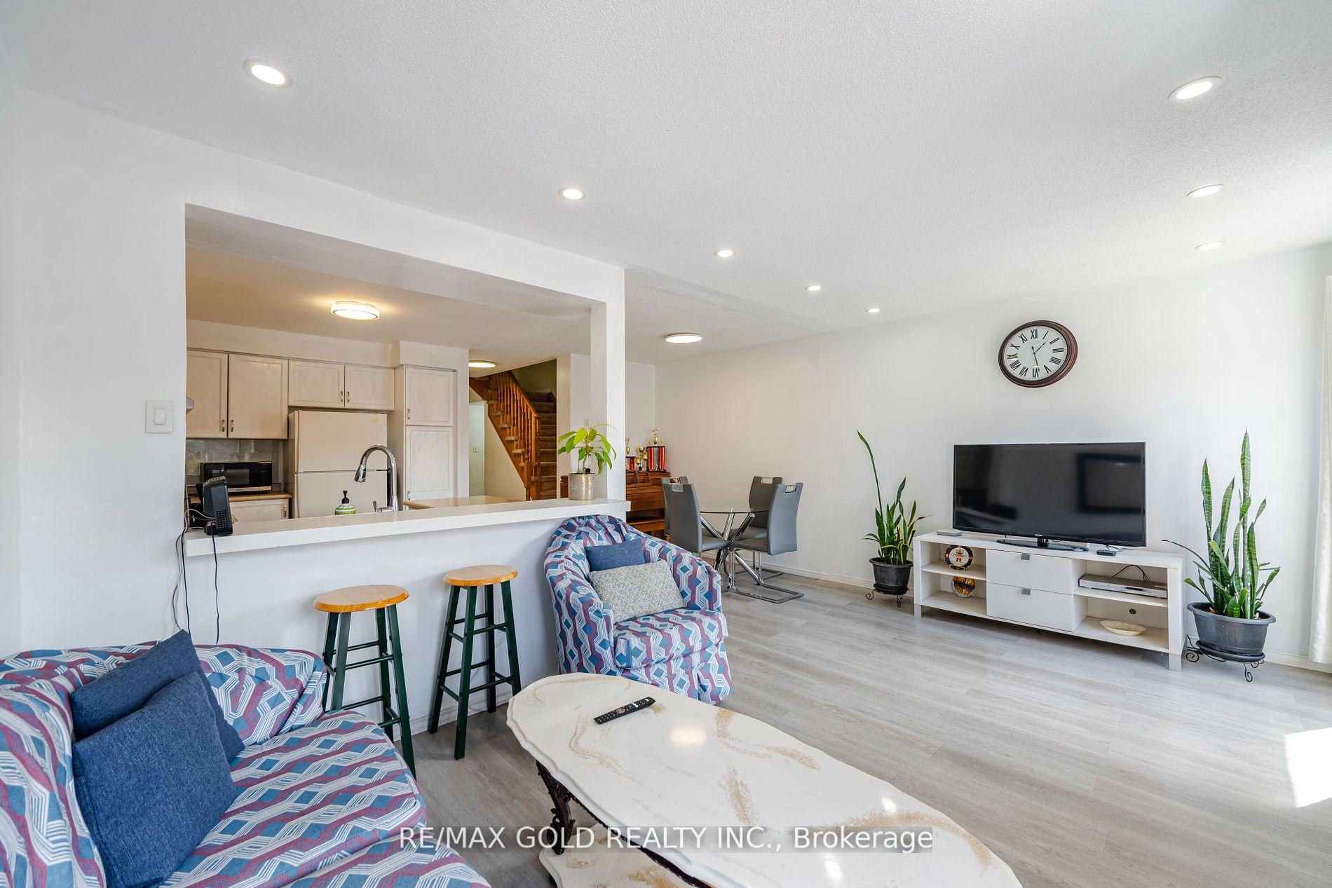 5 Bedrooms Condo at 24 Norman Wesley,  Toronto For sale
