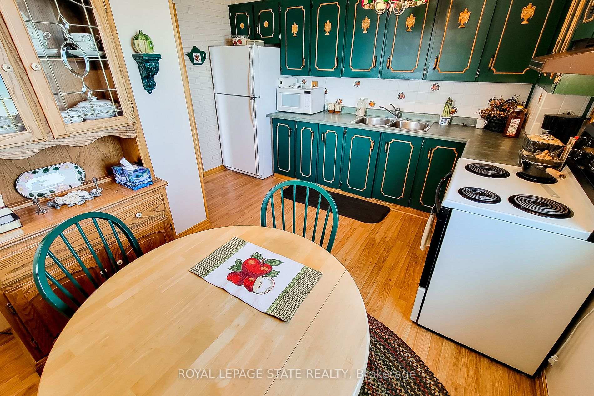 3 Bedrooms Condo at 301 Frances, Hamilton For sale