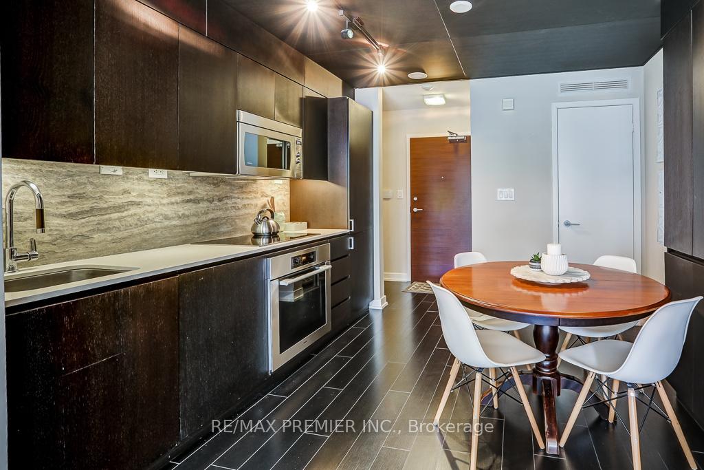 2 Bedrooms Condo at 10 Capreol, Toronto For sale