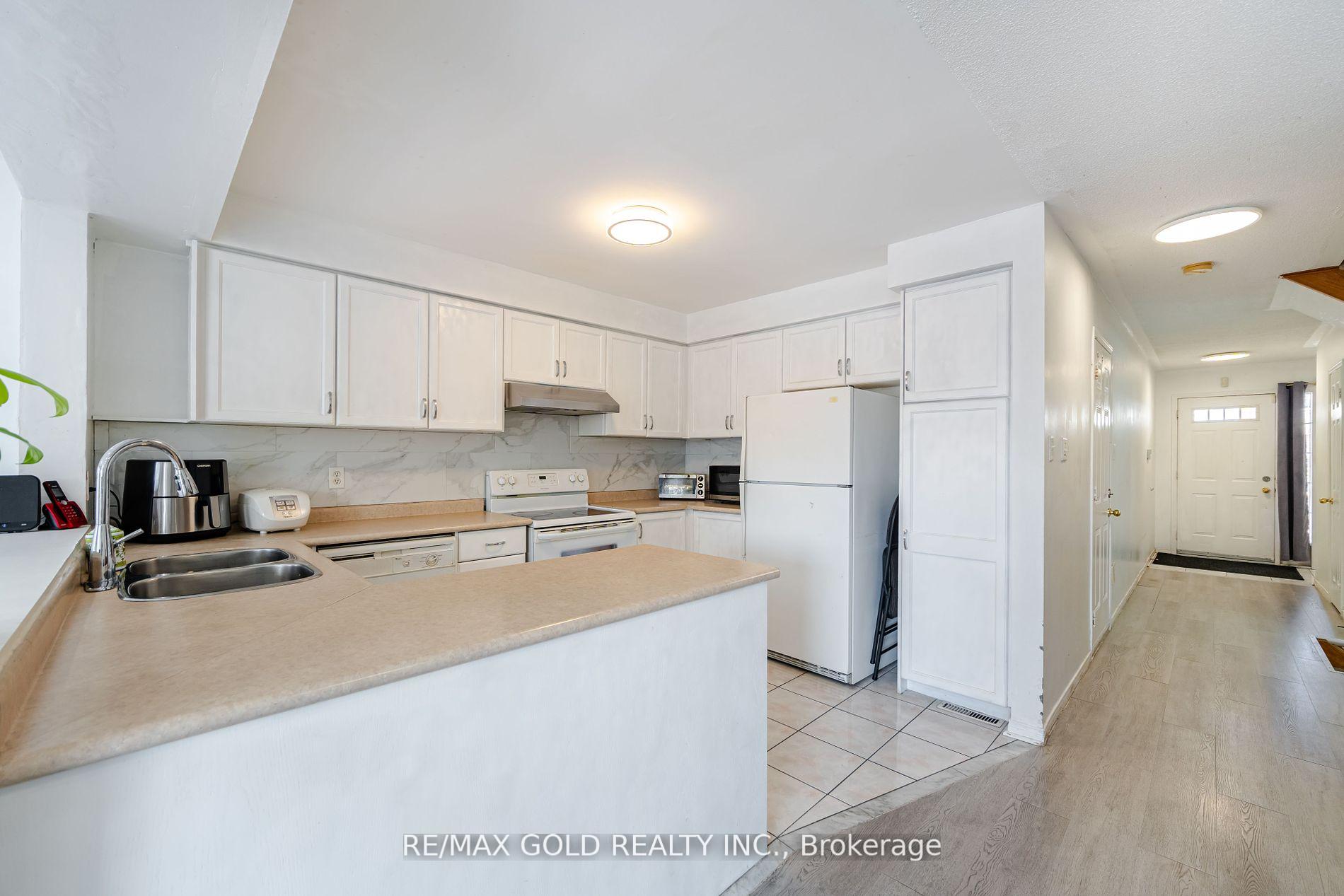 5 Bedrooms Condo at 24 Norman Wesley,  Toronto For sale