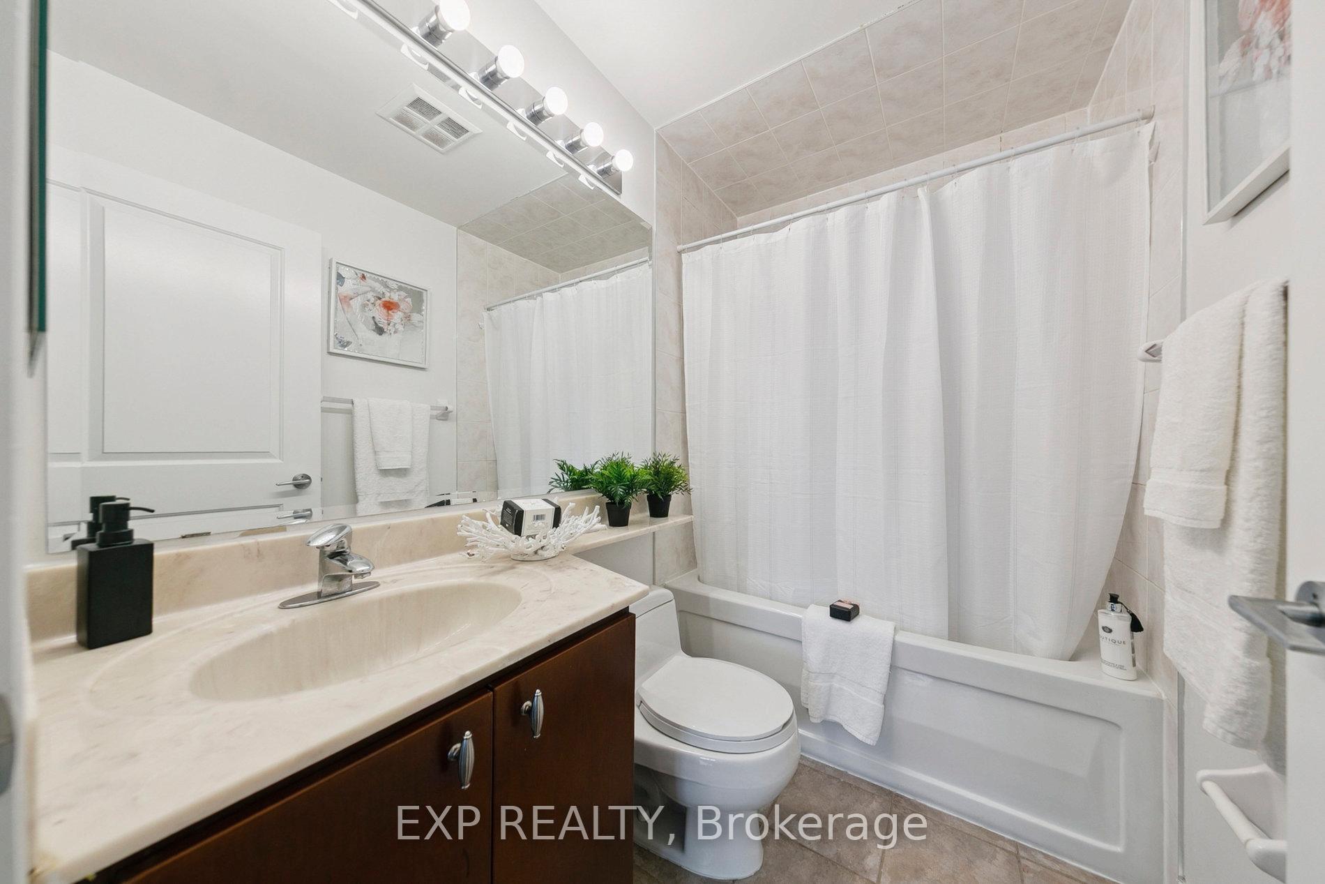 2 Bedrooms Condo at 70 Absolute, Mississauga For sale
