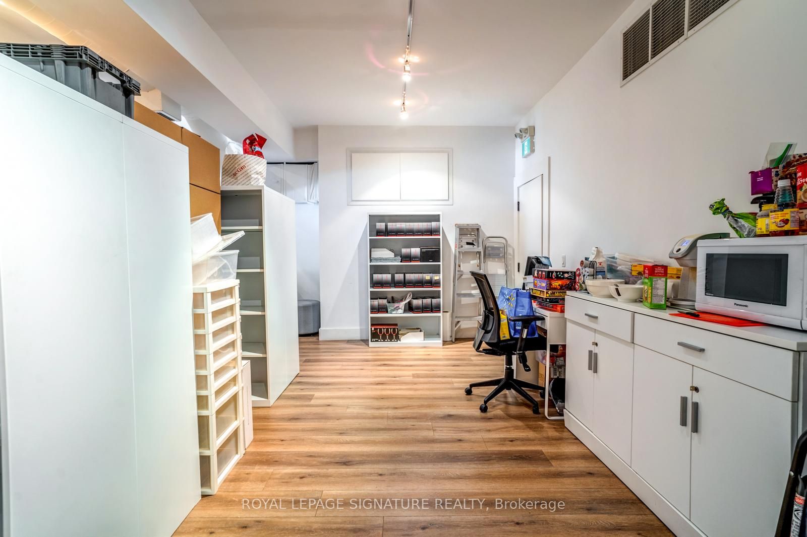 926 King Street W, #Main