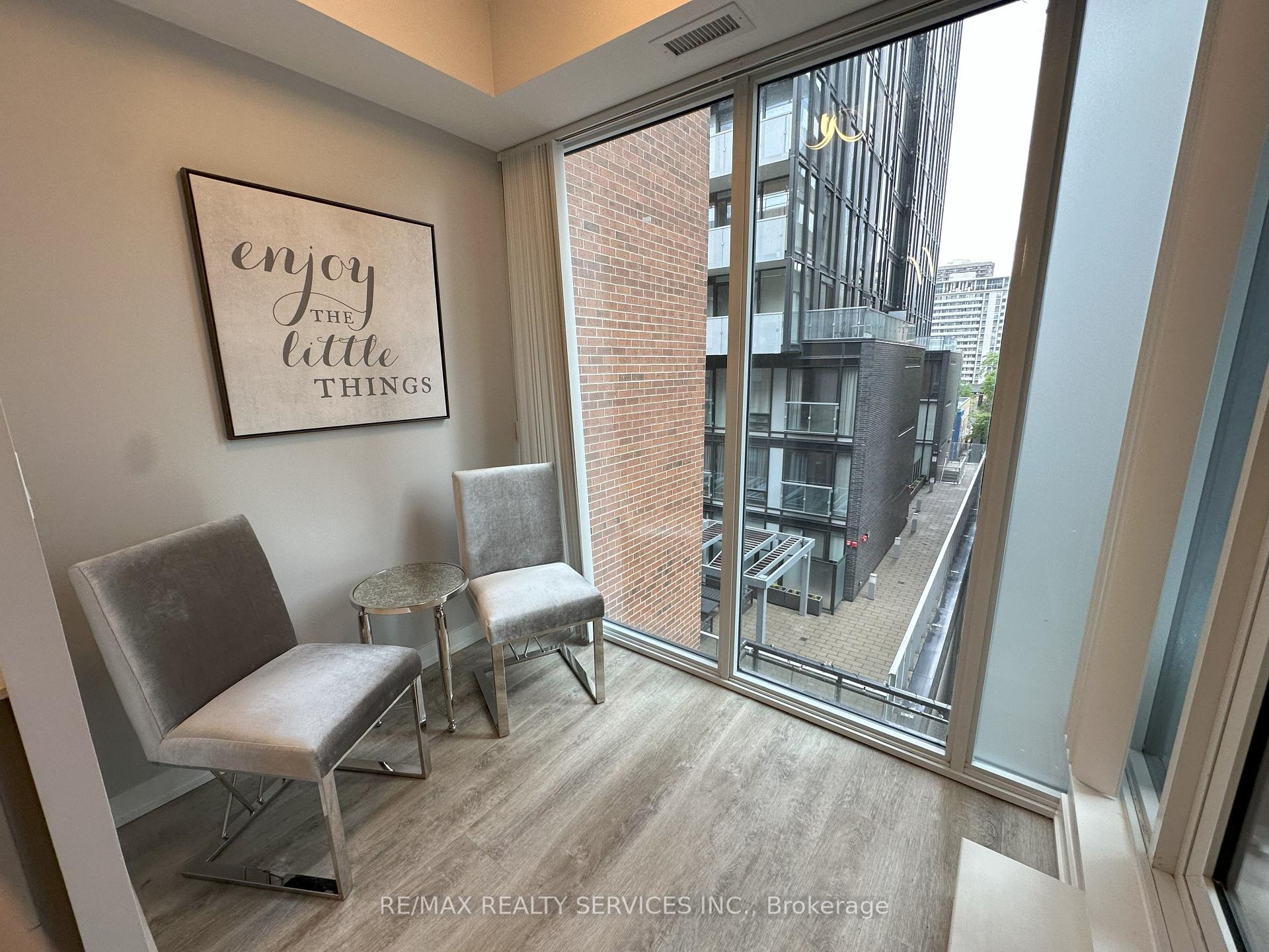 2 Bedrooms Condo at 17 Dundonald, Toronto For sale
