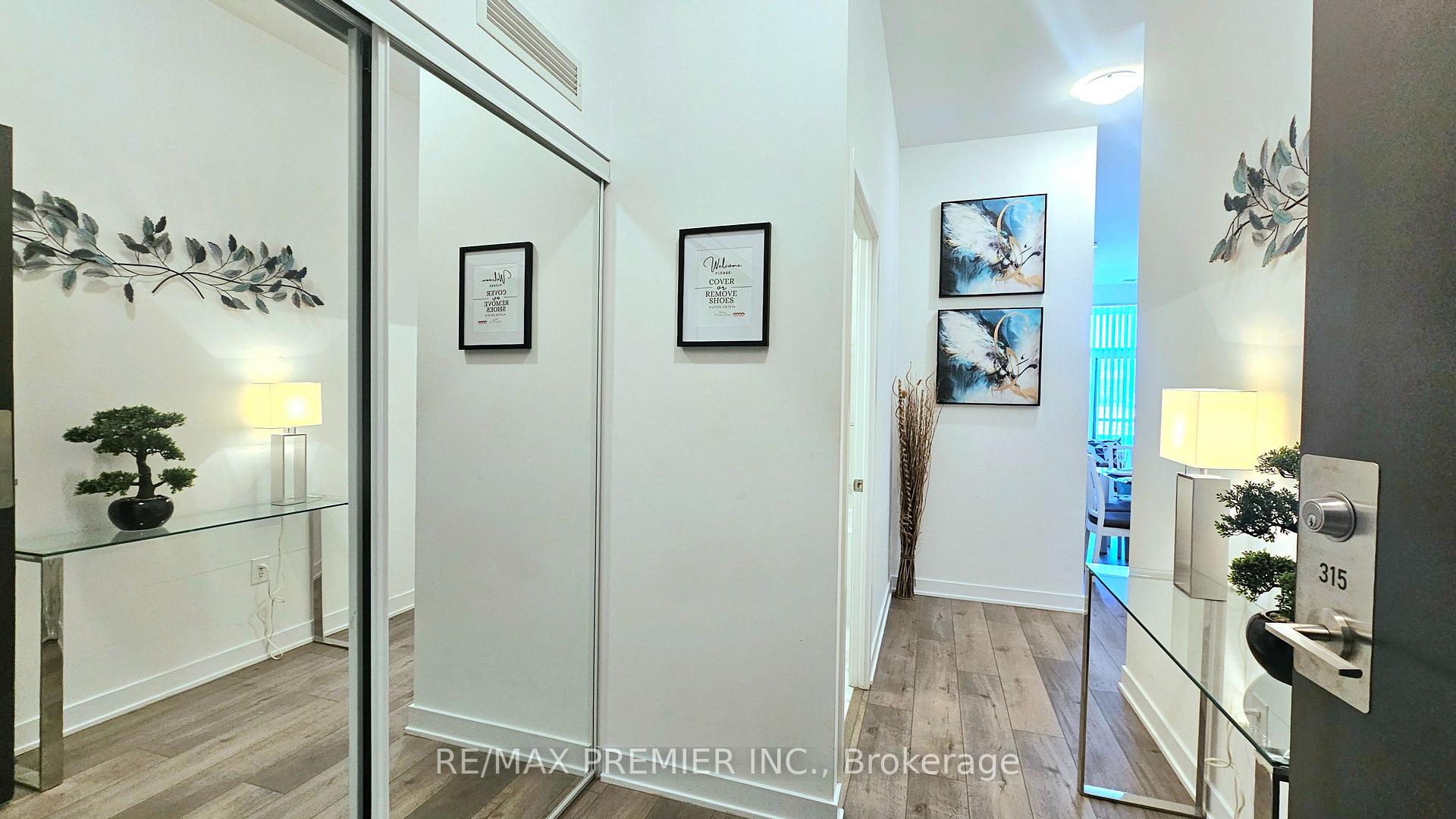 2 Bedrooms Condo at 10 Honeycrisp, Vaughan For sale