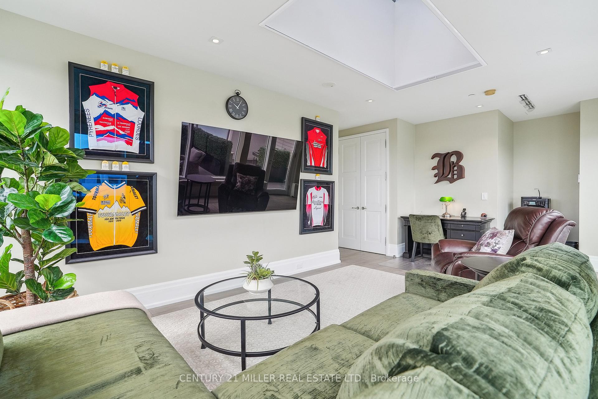 2 Bedrooms Condo at 300 Randall, Oakville For sale