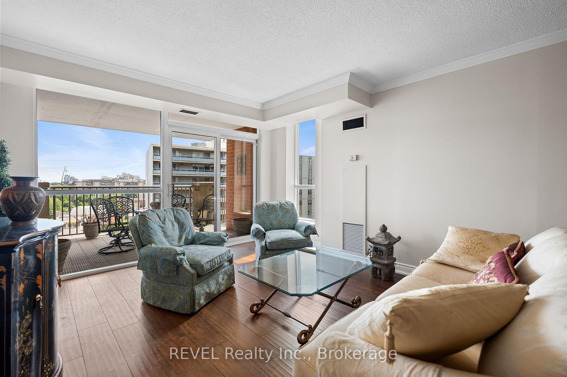 2 Bedrooms Condo at 442 Maple, Burlington For sale