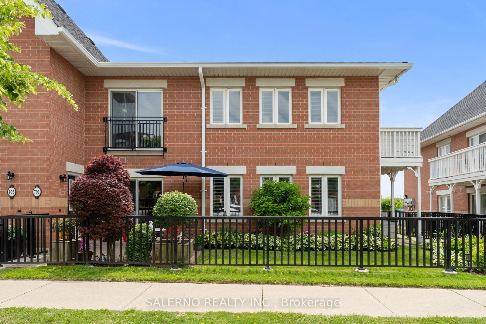 3 Bedrooms Condo at 1701 Lampman, Burlington For sale
