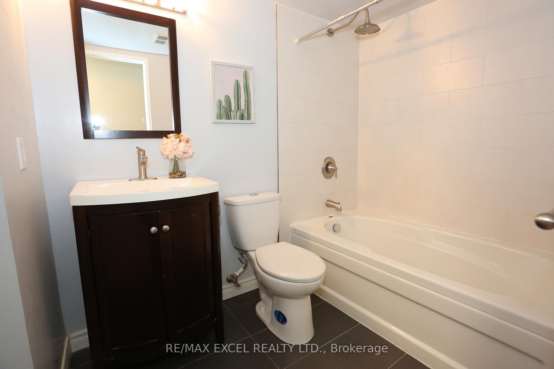 2 Bedrooms Condo at 38 Hollywood, Toronto For sale