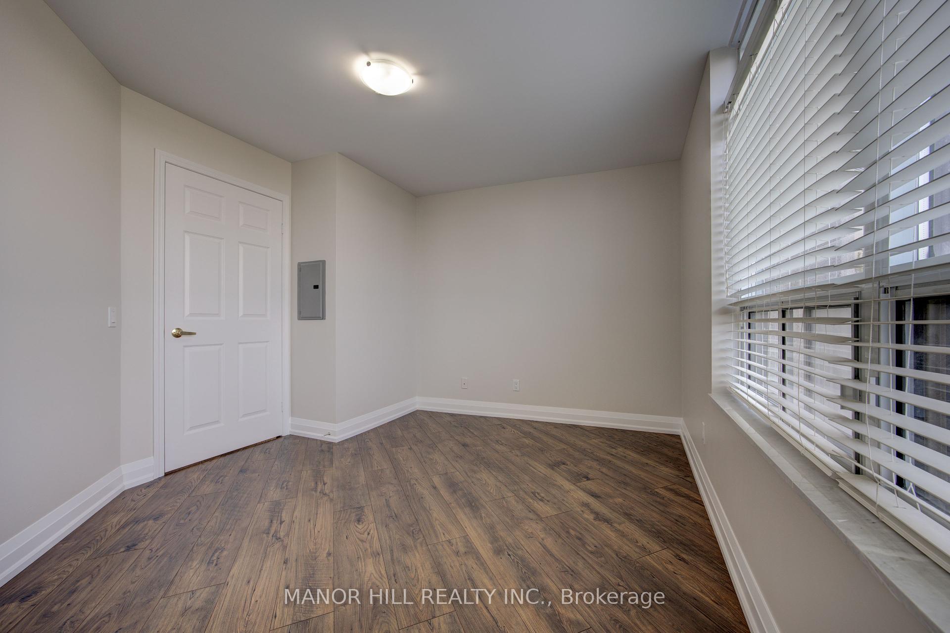 2 Bedrooms Condo at 35 Kingsbridge Garden,  Mississauga For sale