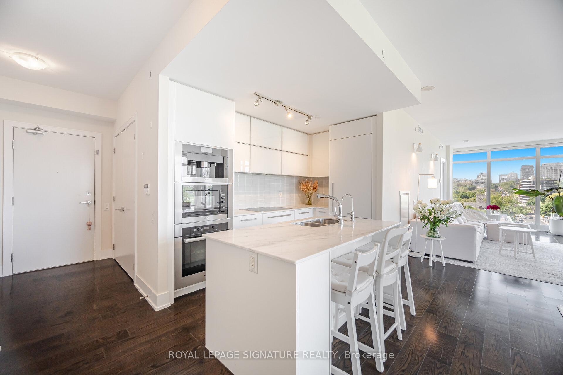 2 Bedrooms Condo at 170 Avenue, Toronto For sale