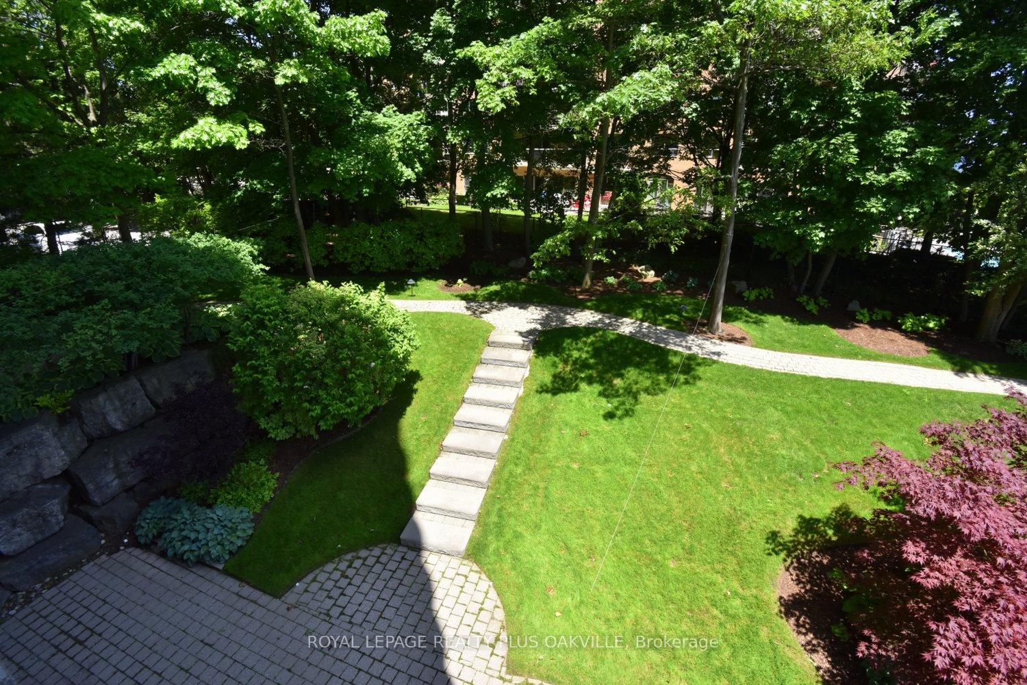 2 Bedrooms Condo at 2190 Lakeshore, Burlington For sale