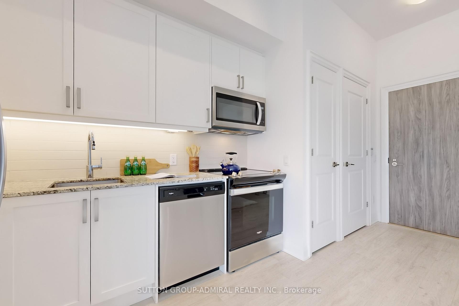 2 Bedrooms Condo at 10 Gatineau, Vaughan For sale