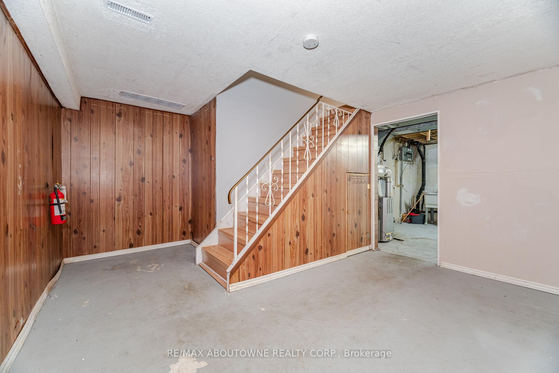 3 Bedrooms Condo at 961 Francis,  Burlington For sale