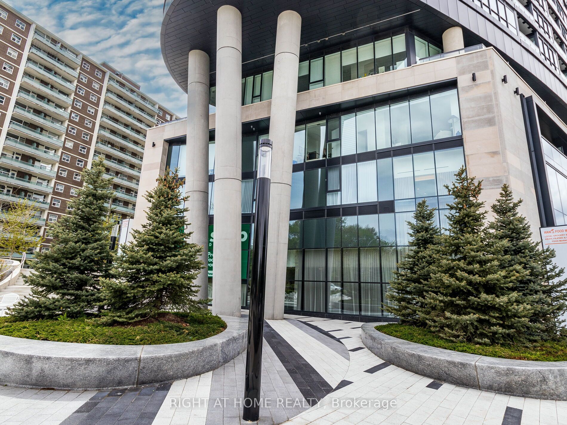 585 Bloor Street E, #1319