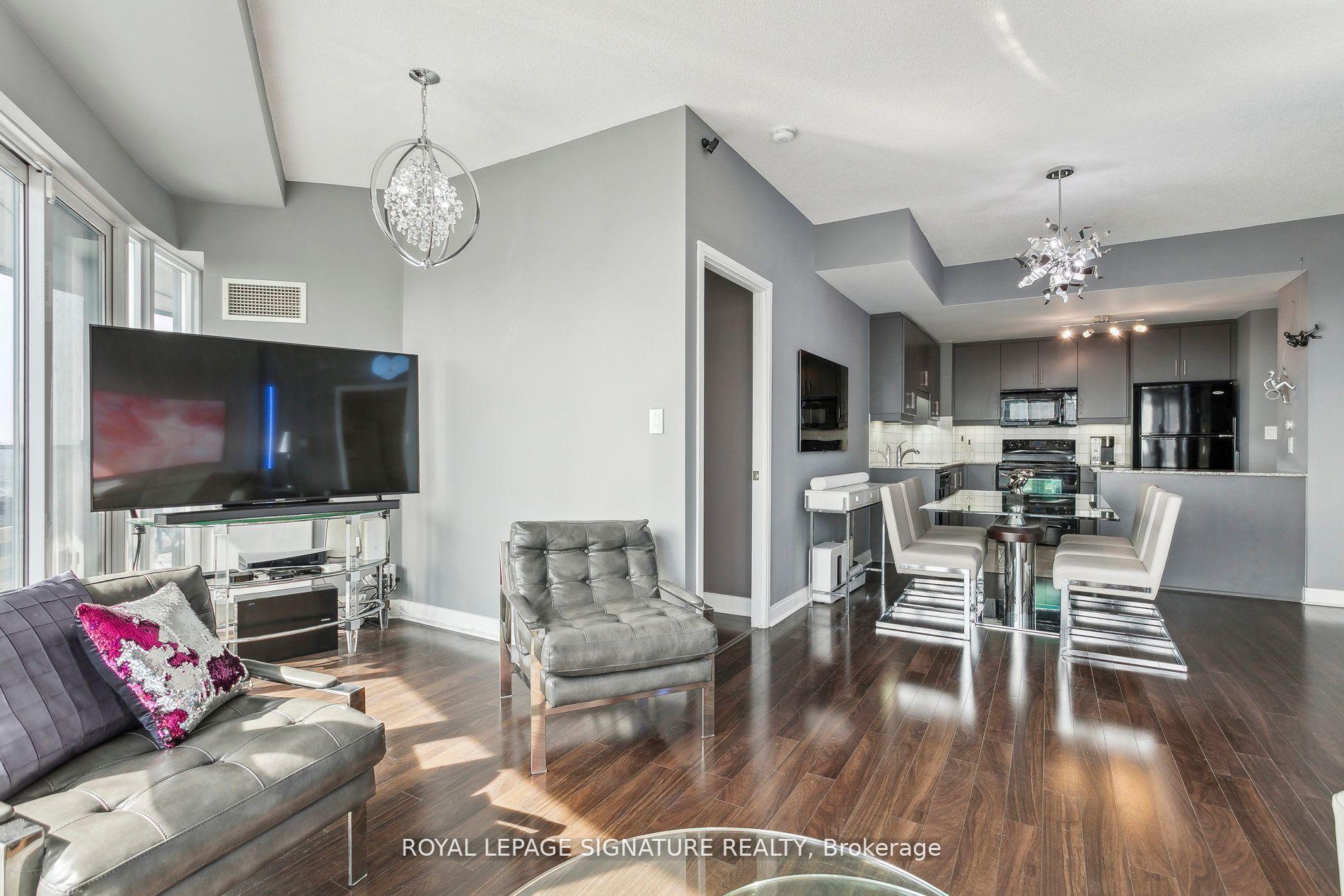 3 Bedrooms Condo at 60 Absolute, Mississauga For sale