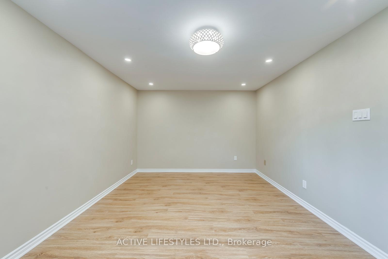 4 Bedrooms Condo at 2301 Derry, Mississauga For sale