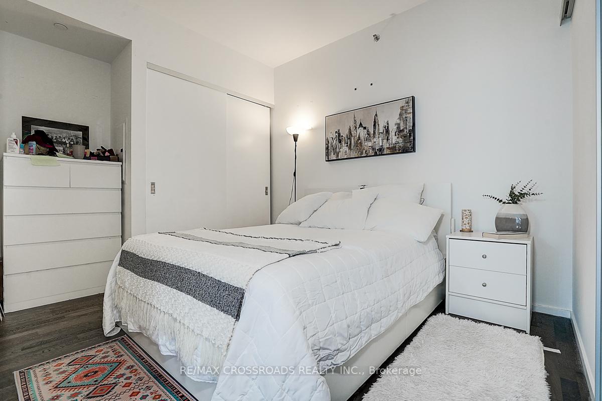 2 Bedrooms Condo at 5 St Joseph, Toronto For sale