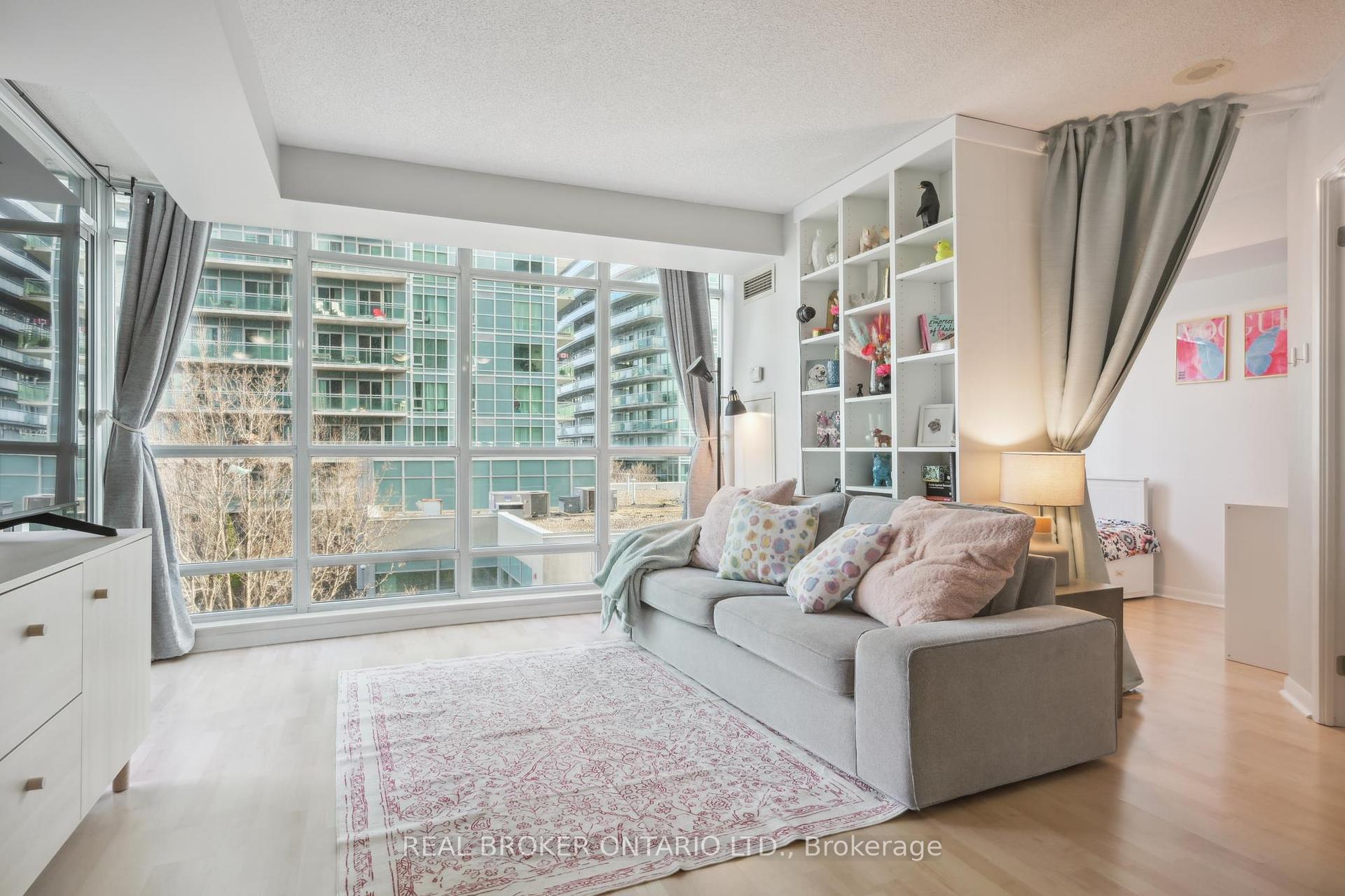 3 Bedrooms Condo at 185 Legion, Toronto For sale