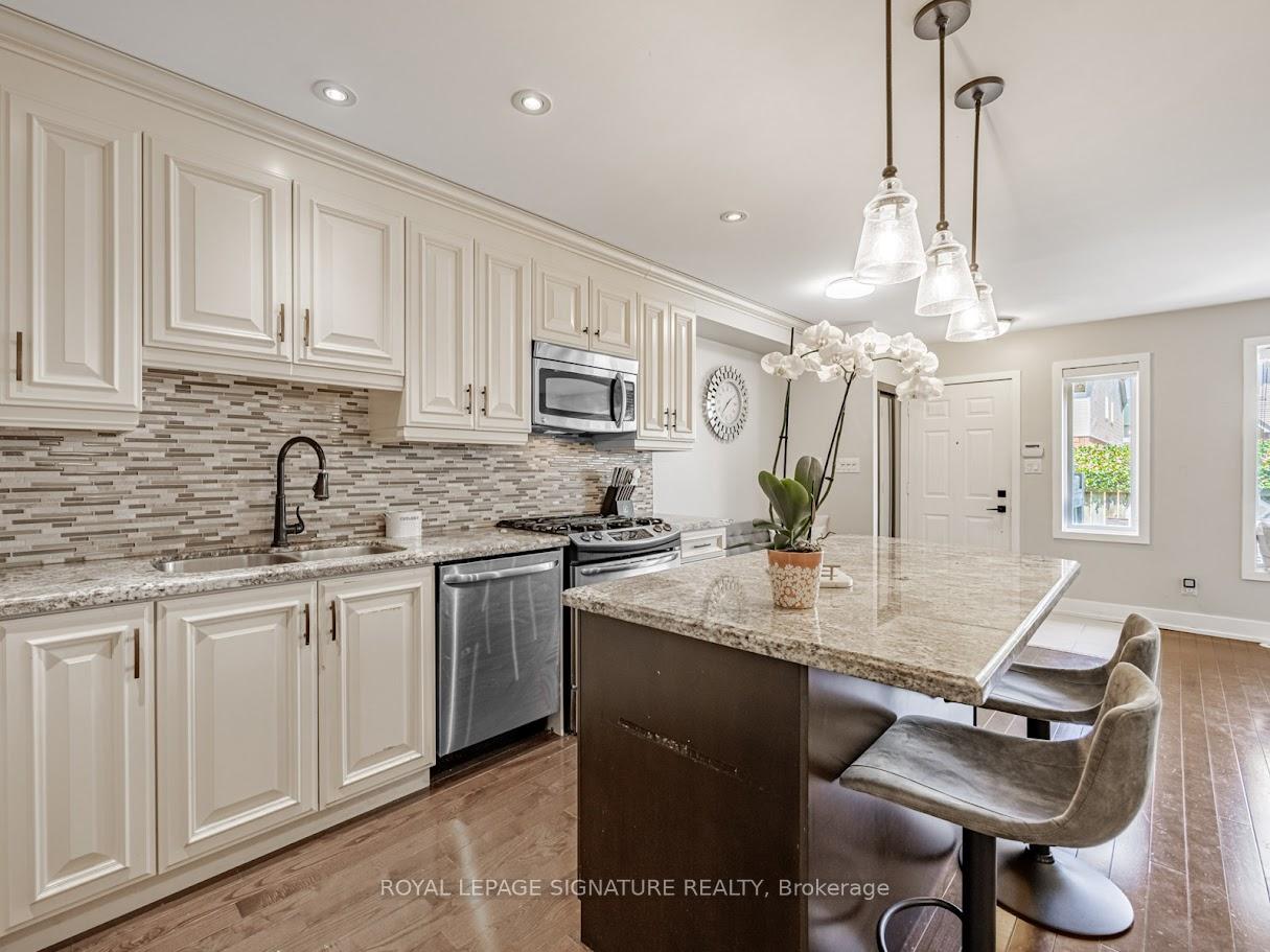 3 Bedrooms Condo at 1211 Parkwest, Mississauga For sale