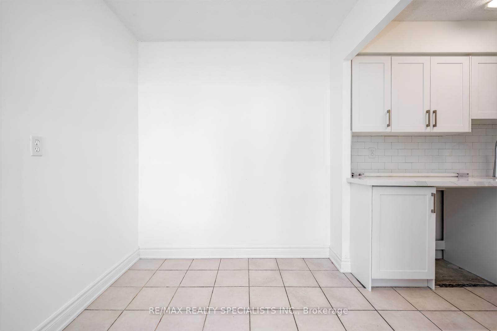 3 Bedrooms Condo at 2556 Argyle, Mississauga For sale