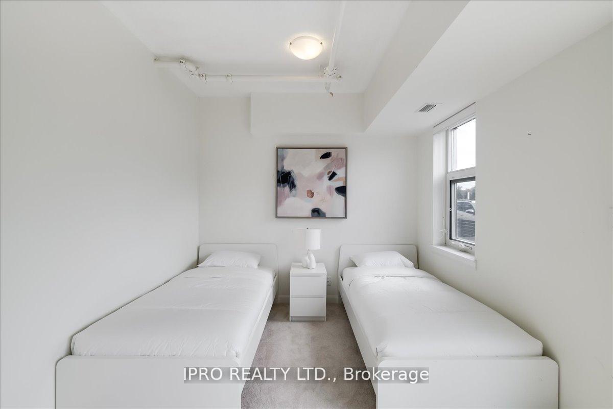 2 Bedrooms Condo at 3028 Creekshore, Oakville For sale