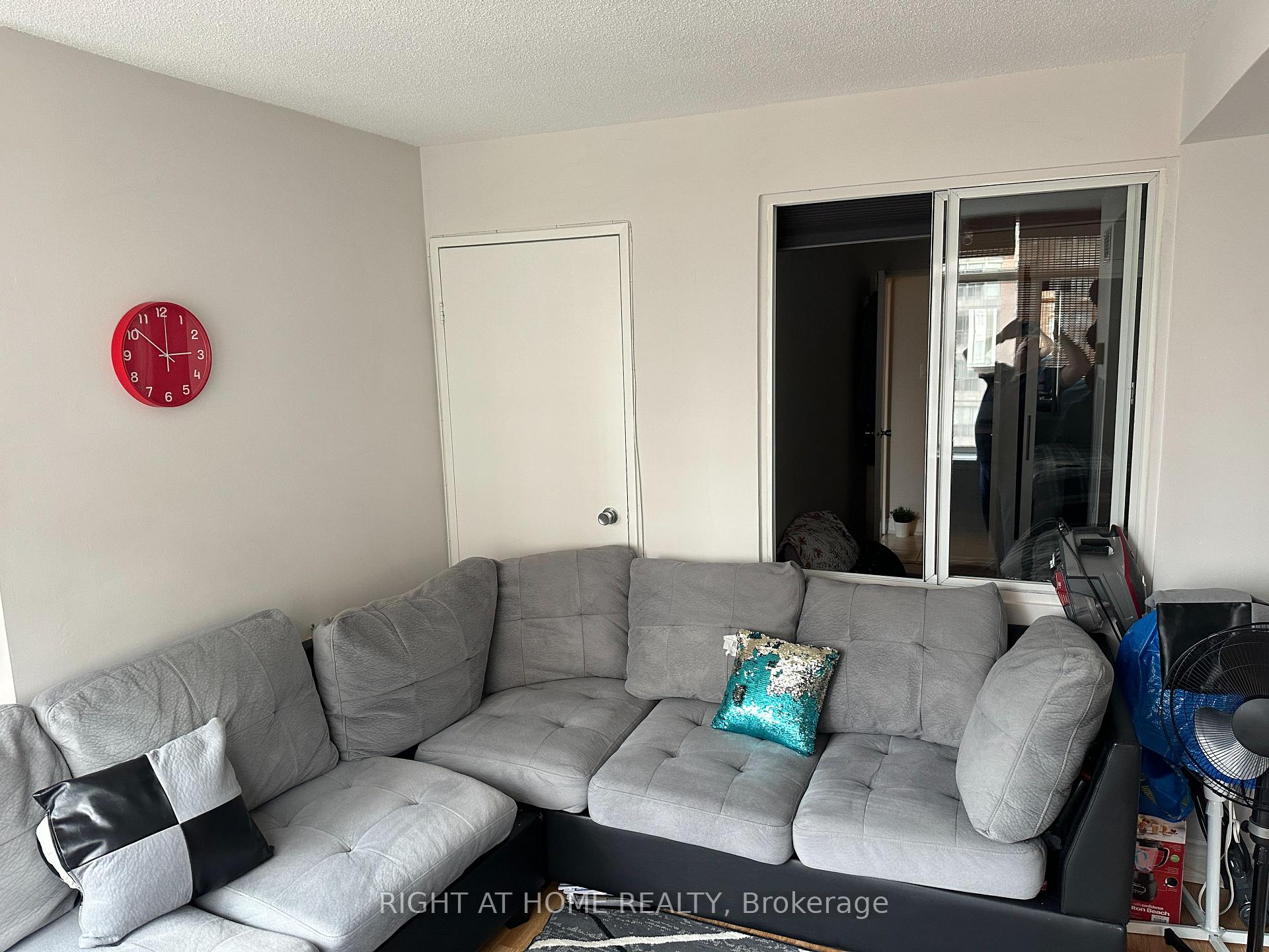 3 Bedrooms Condo at 300 Webb,  Mississauga For sale