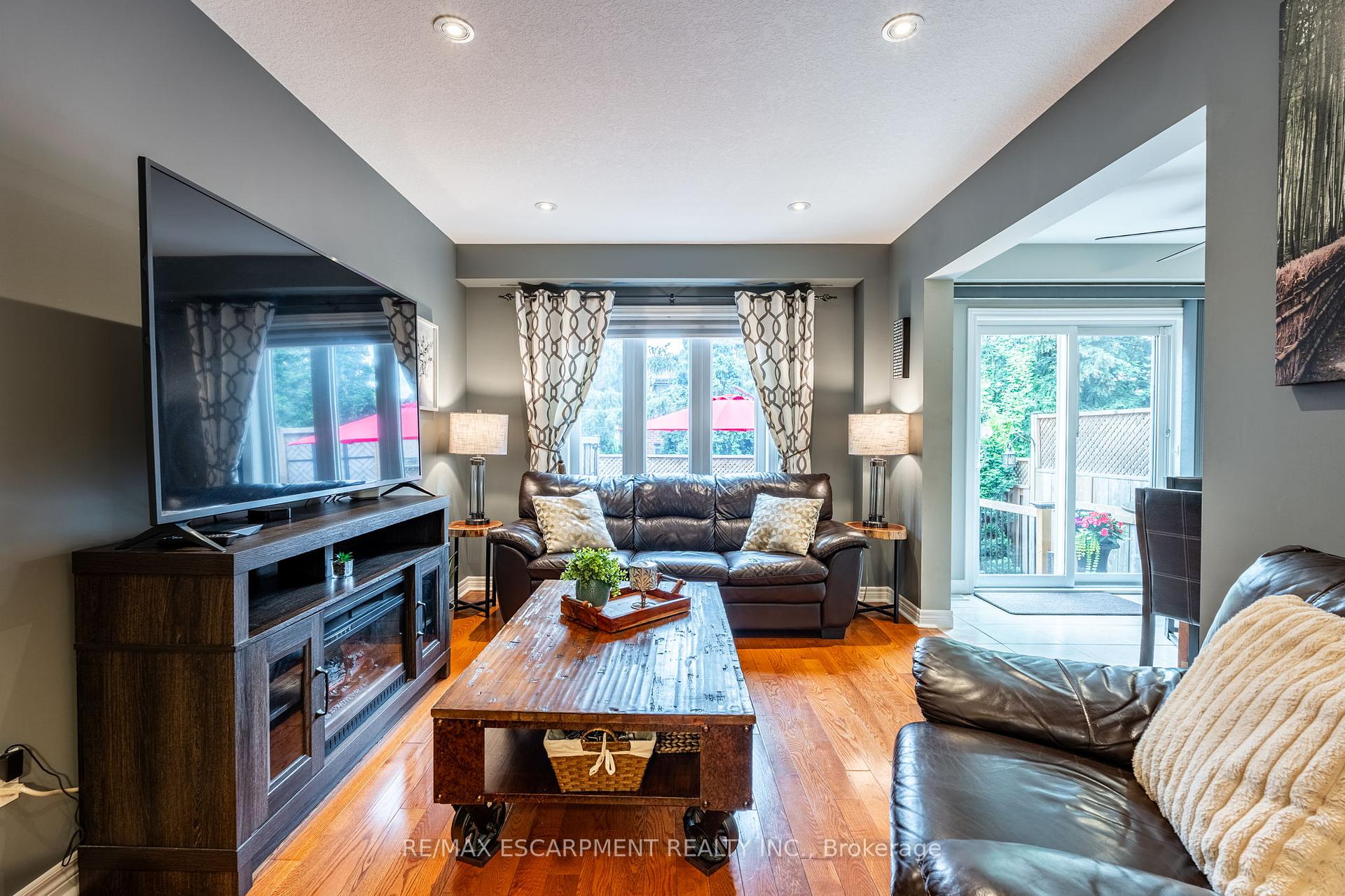 3 Bedrooms Condo at 1461 Upper Gage, Hamilton For sale