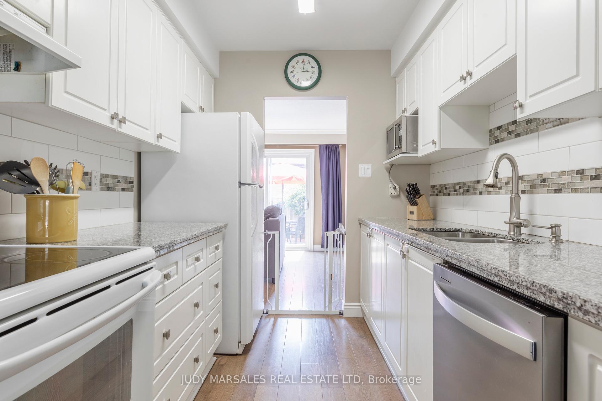 3 Bedrooms Condo at 3035 Glencrest, Burlington For sale