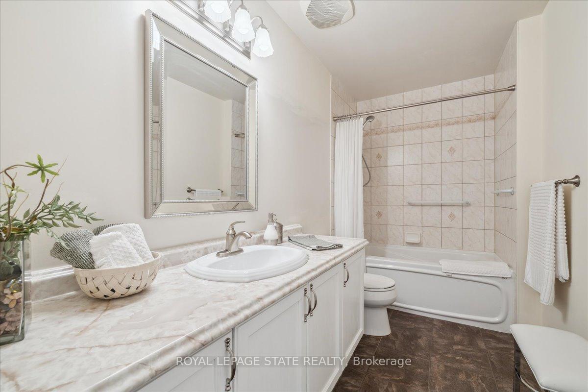 2 Bedrooms Condo at 442 Maple, Burlington For sale