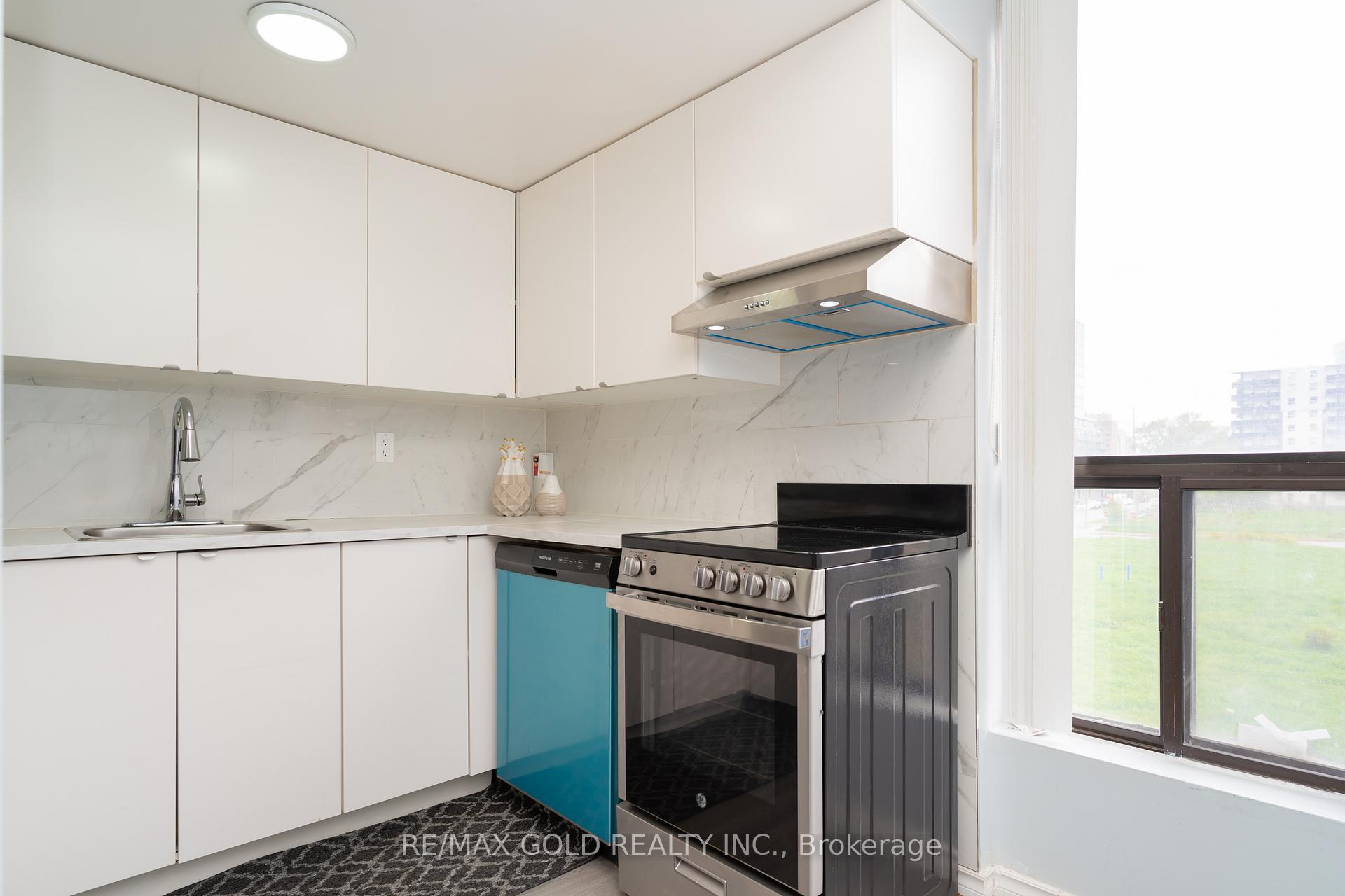 3 Bedrooms Condo at 25 Agnes, Mississauga For sale