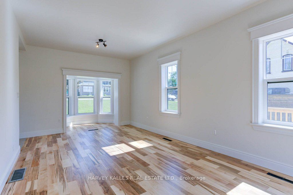 16 Hillcrest Street W