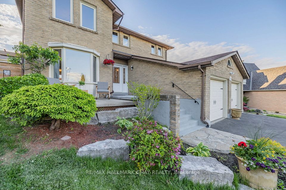 278 Durham Court, Newmarket, ON L3Y 6C9