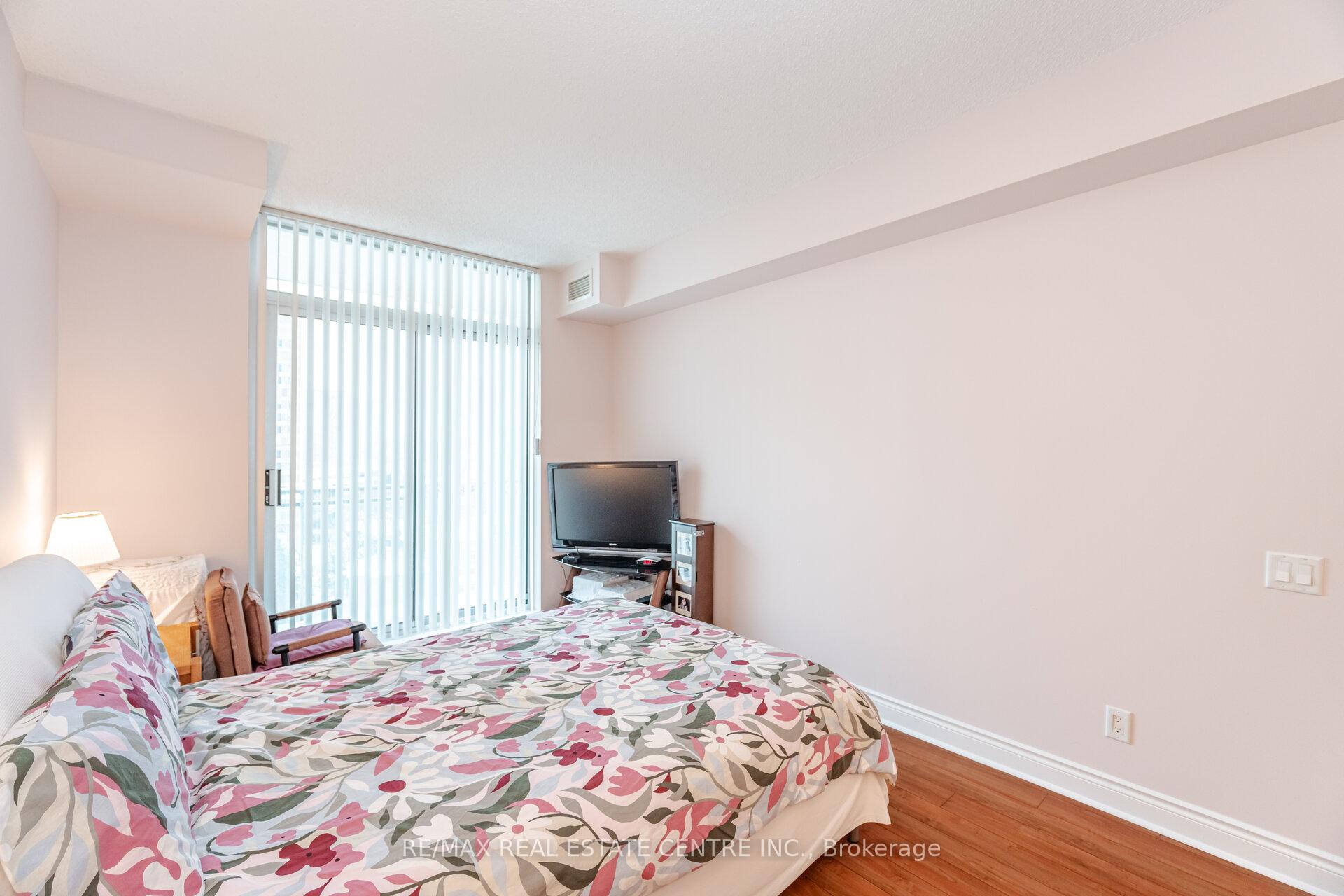 2 Bedrooms Condo at 5 Marine Parade,  Toronto For sale