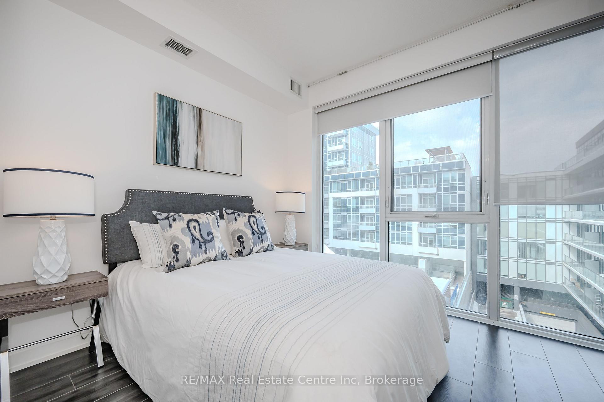 2 Bedrooms Condo at 18 Rean, Toronto For sale