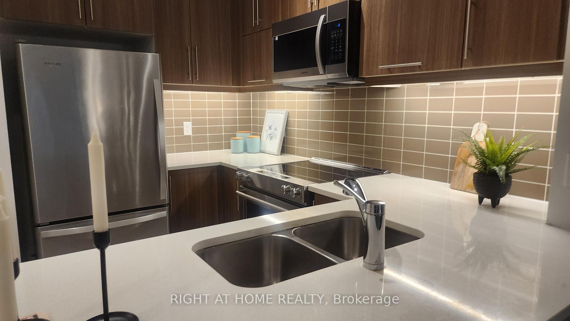 2 Bedrooms Condo at 39 Annie Craig, Toronto For sale