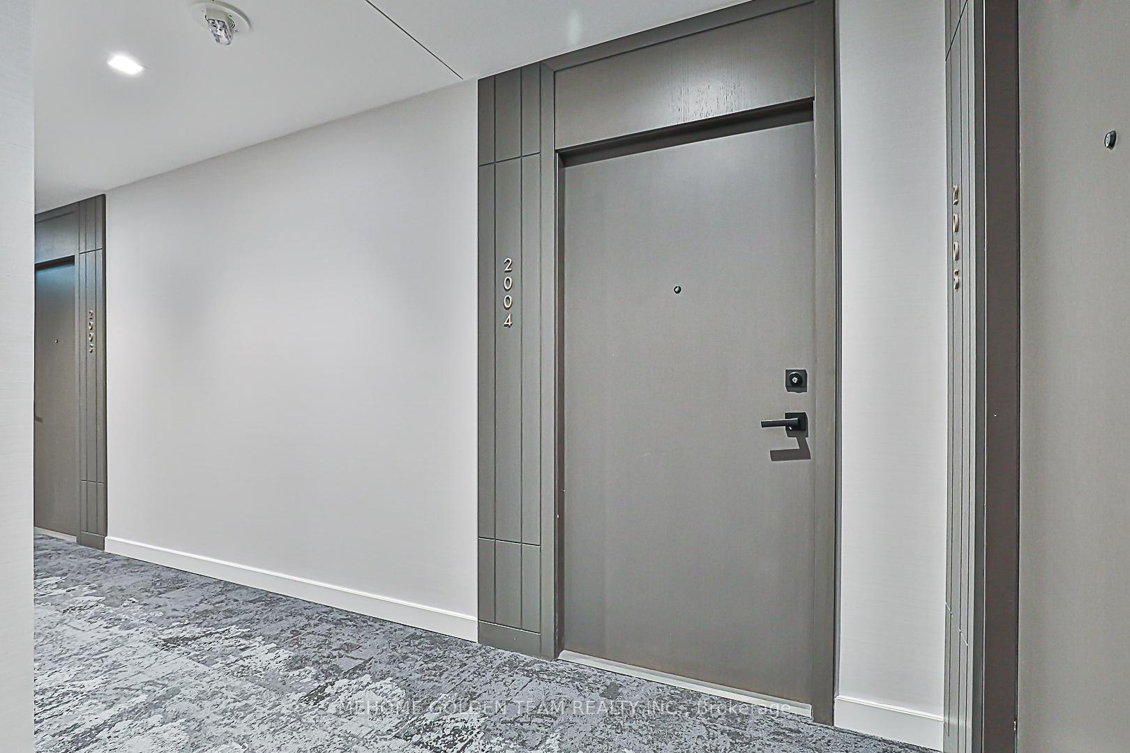 3 Bedrooms Condo at 15 Holmes, Toronto For sale