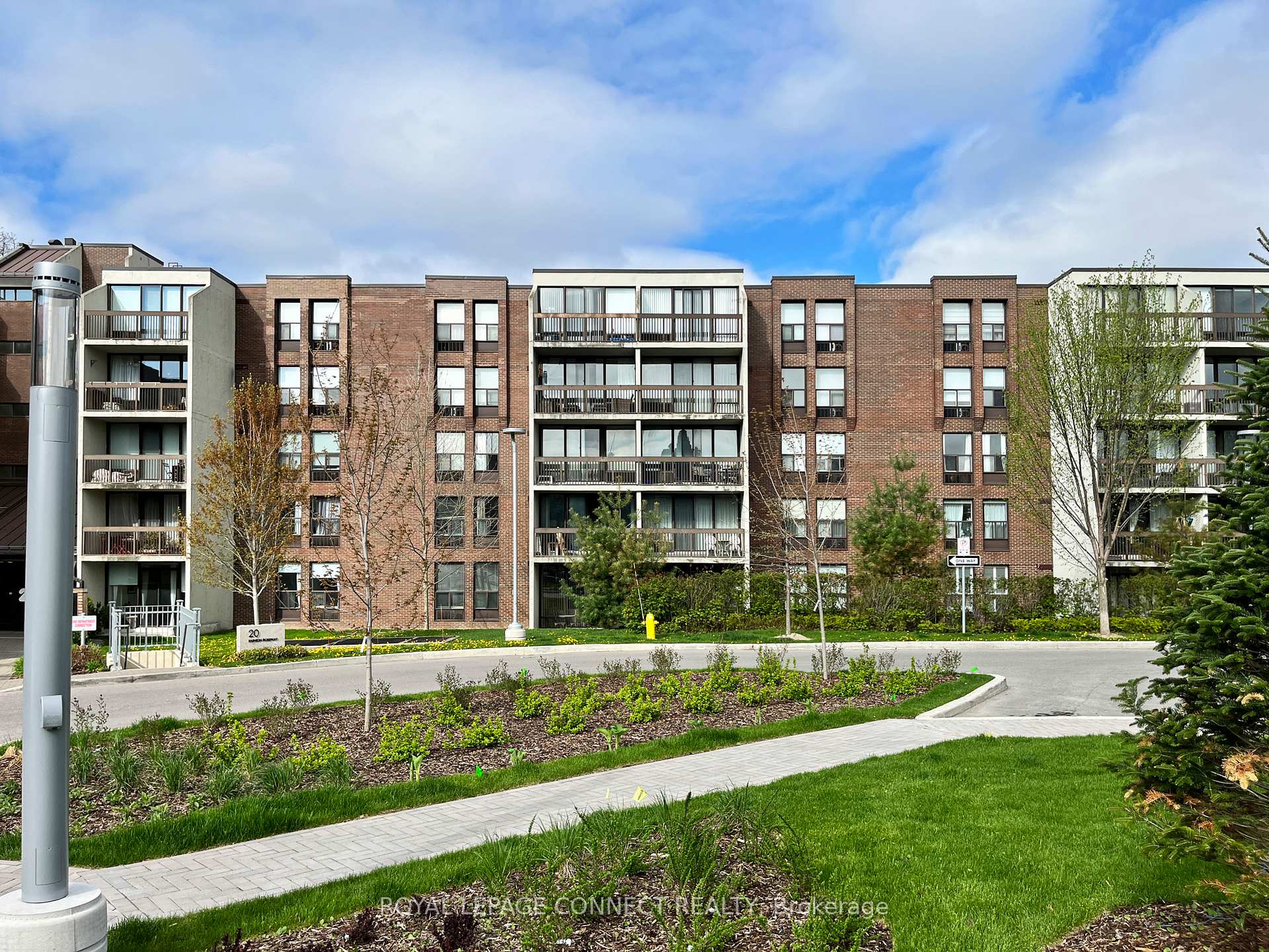 2 Bedrooms Condo at 20 Fashion Roseway, Toronto For sale