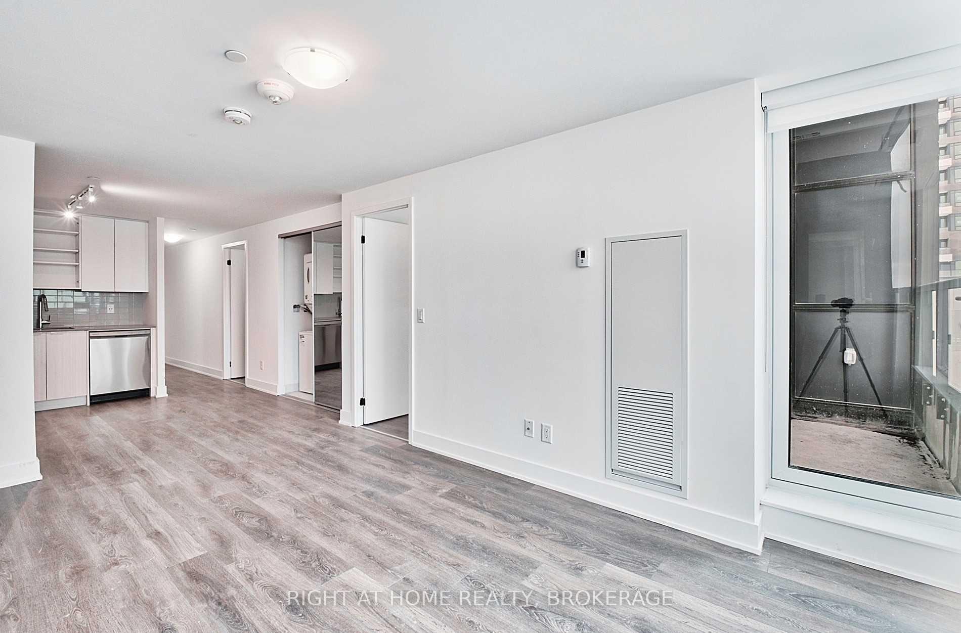 2 Bedrooms Condo at 2481 Taunton, Oakville For sale